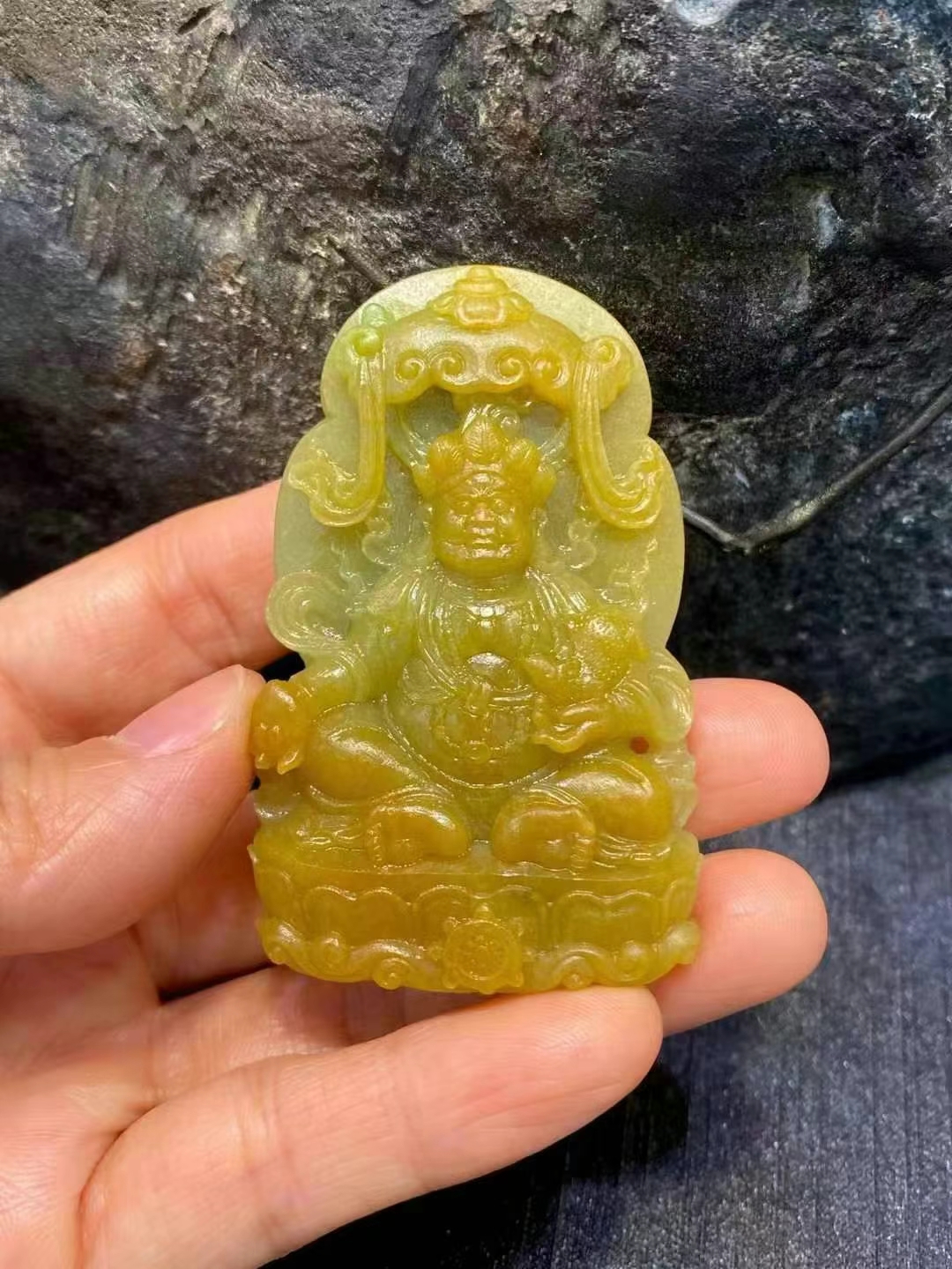 天然满黄翡翠黄财神