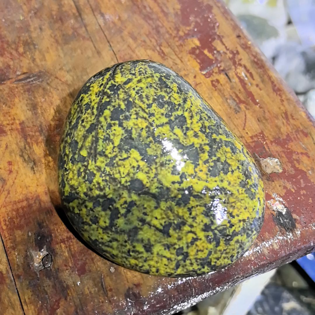 监***平藏玉药王石原石一个摆件一个