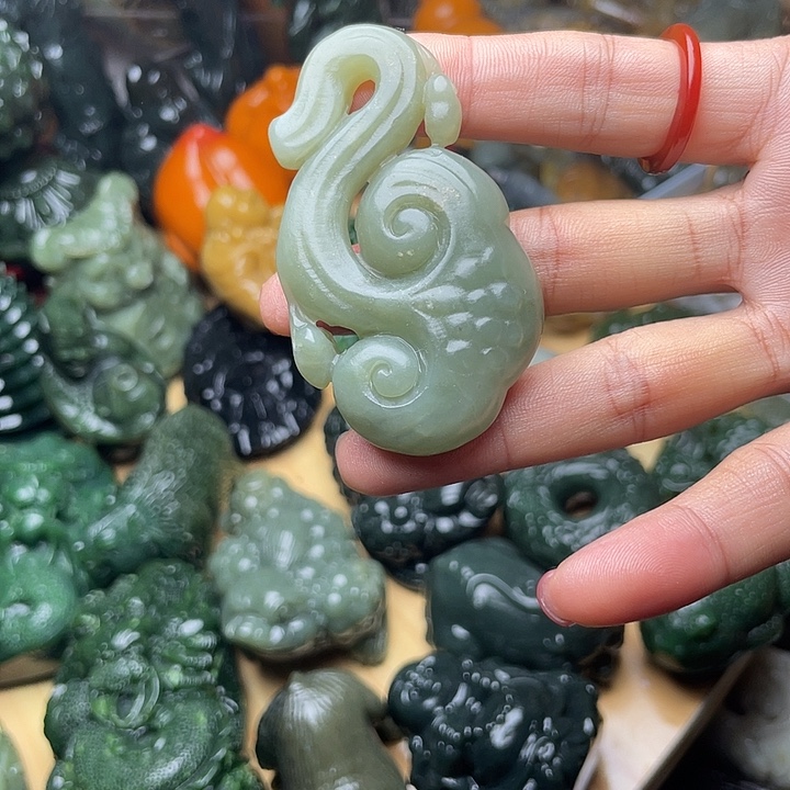 晨***曦和田玉未镶嵌把件