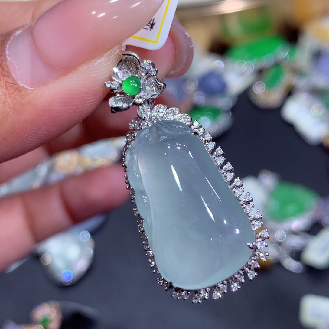 翡翠吊坠(赠链)18K金镶嵌