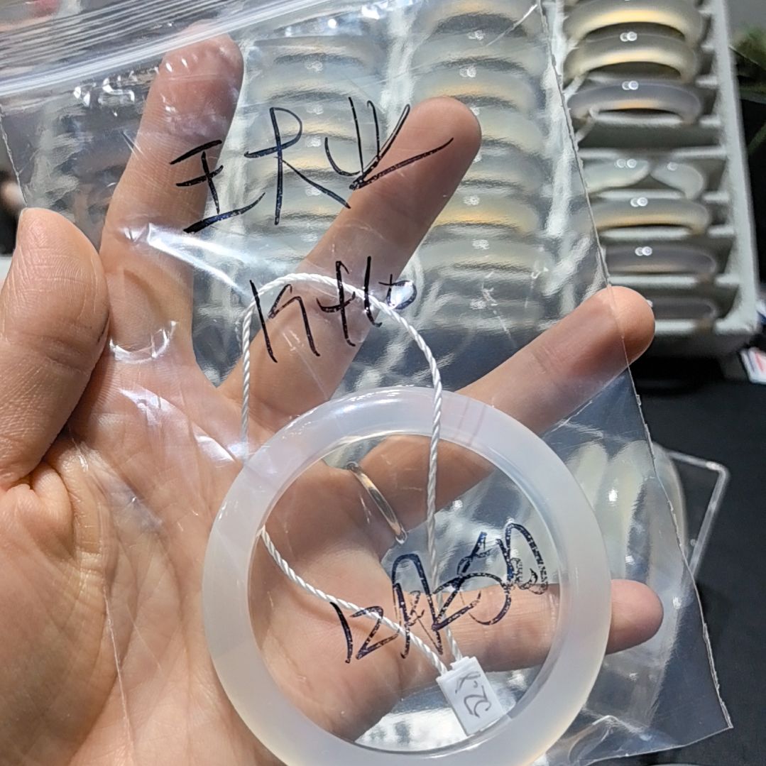 王***业玛瑙/玉髓未镶嵌手镯