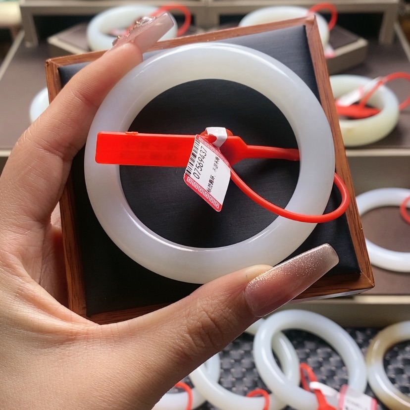 【闪购商品】和田玉手镯未镶嵌自*?