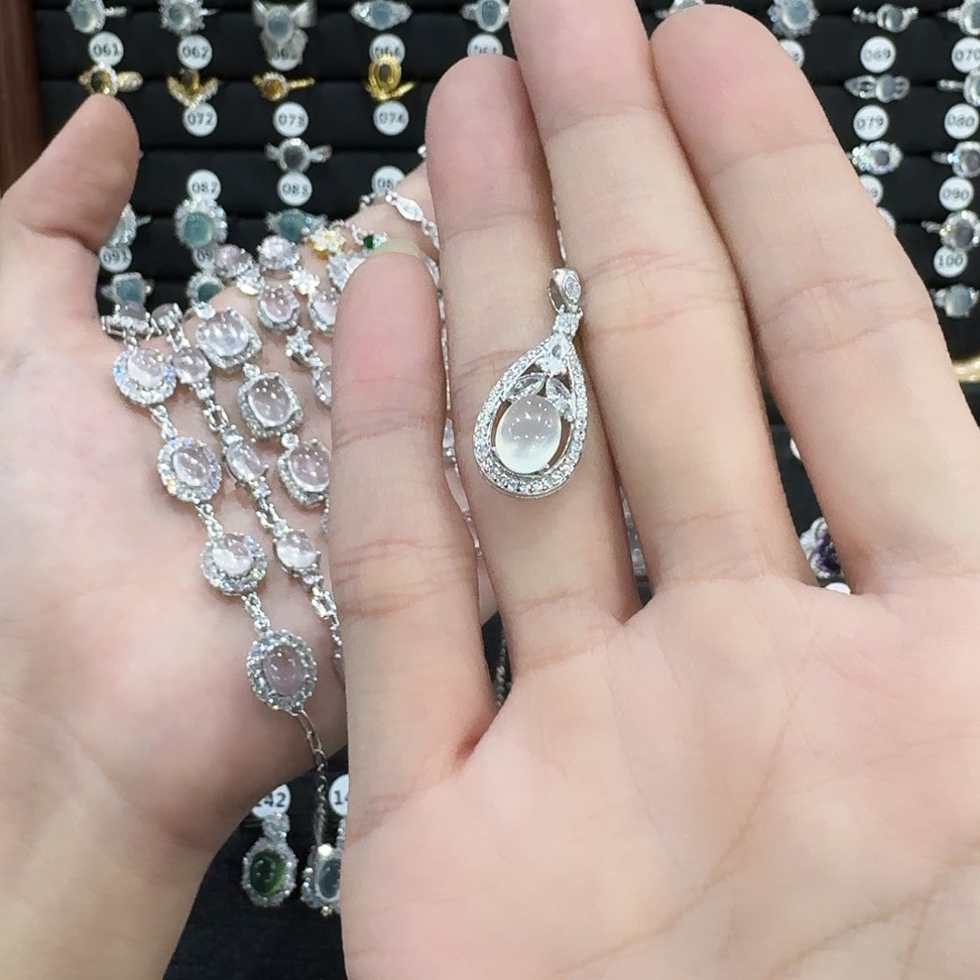 蛇纹石玉颈饰银S925镶嵌招**?