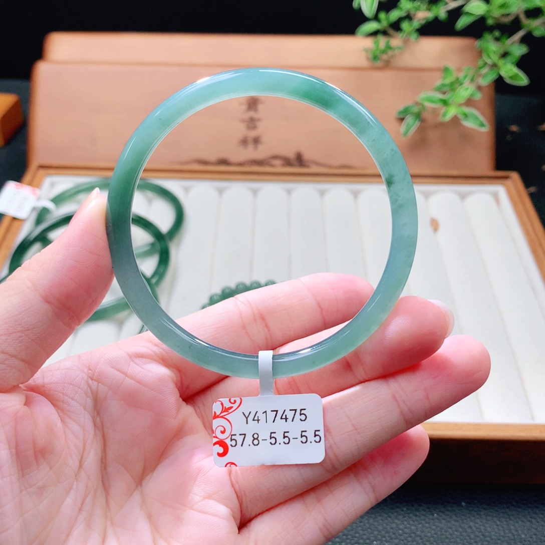 翡翠未镶嵌手镯（圆镯）