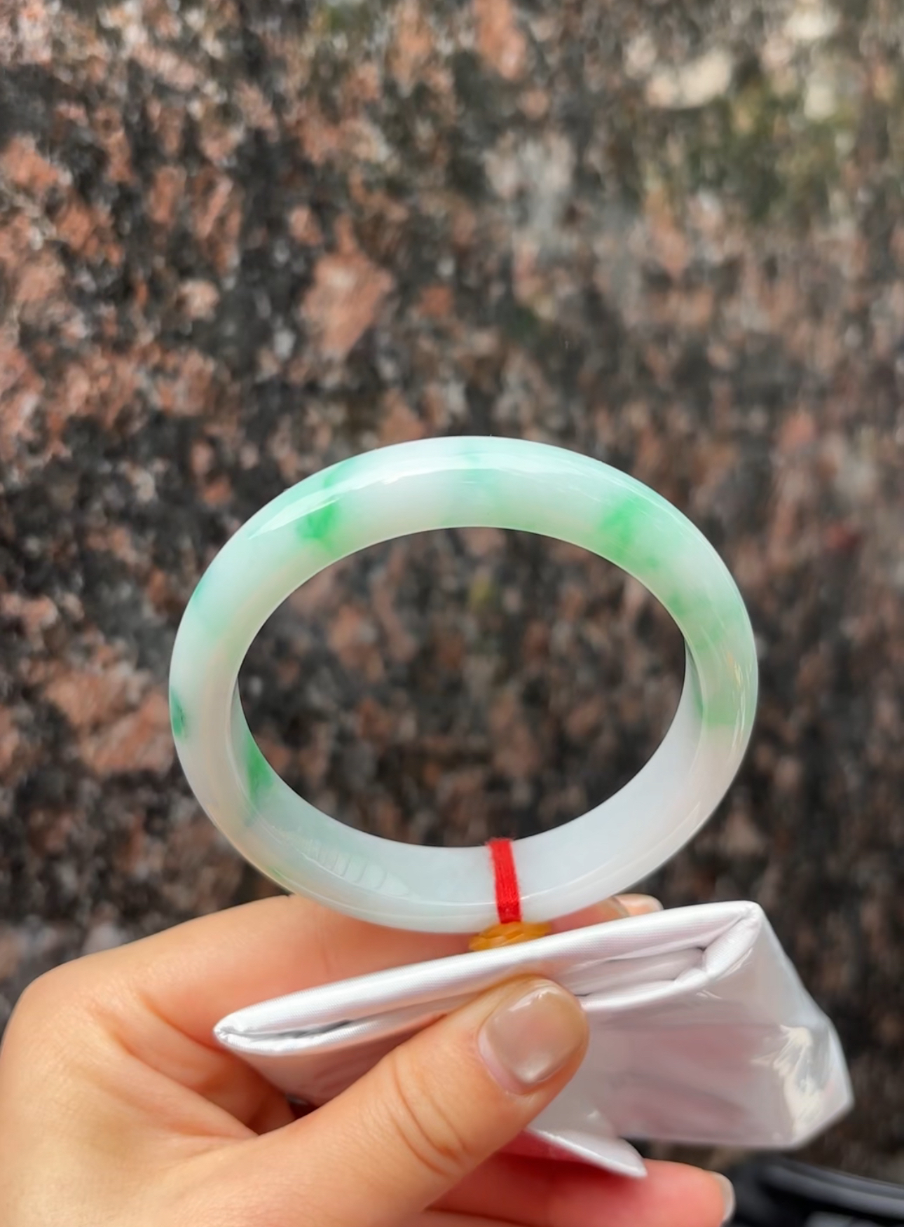 GG（上新）强推细糯白底青六十圈翡翠a货手镯