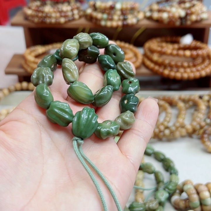 好***水龙脊菩提手串原籽绿手持