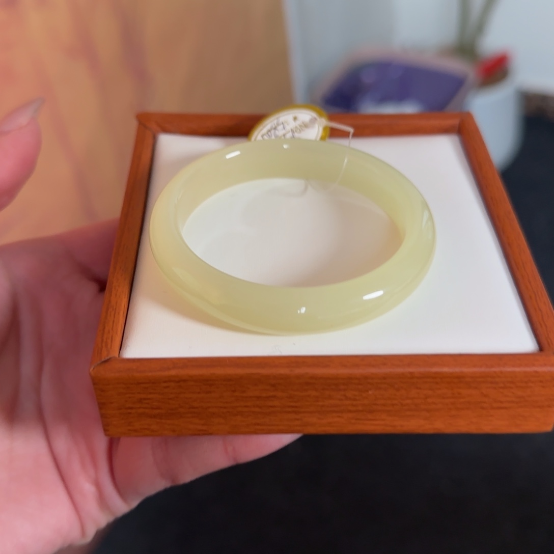 碳***️和田玉未镶嵌手镯