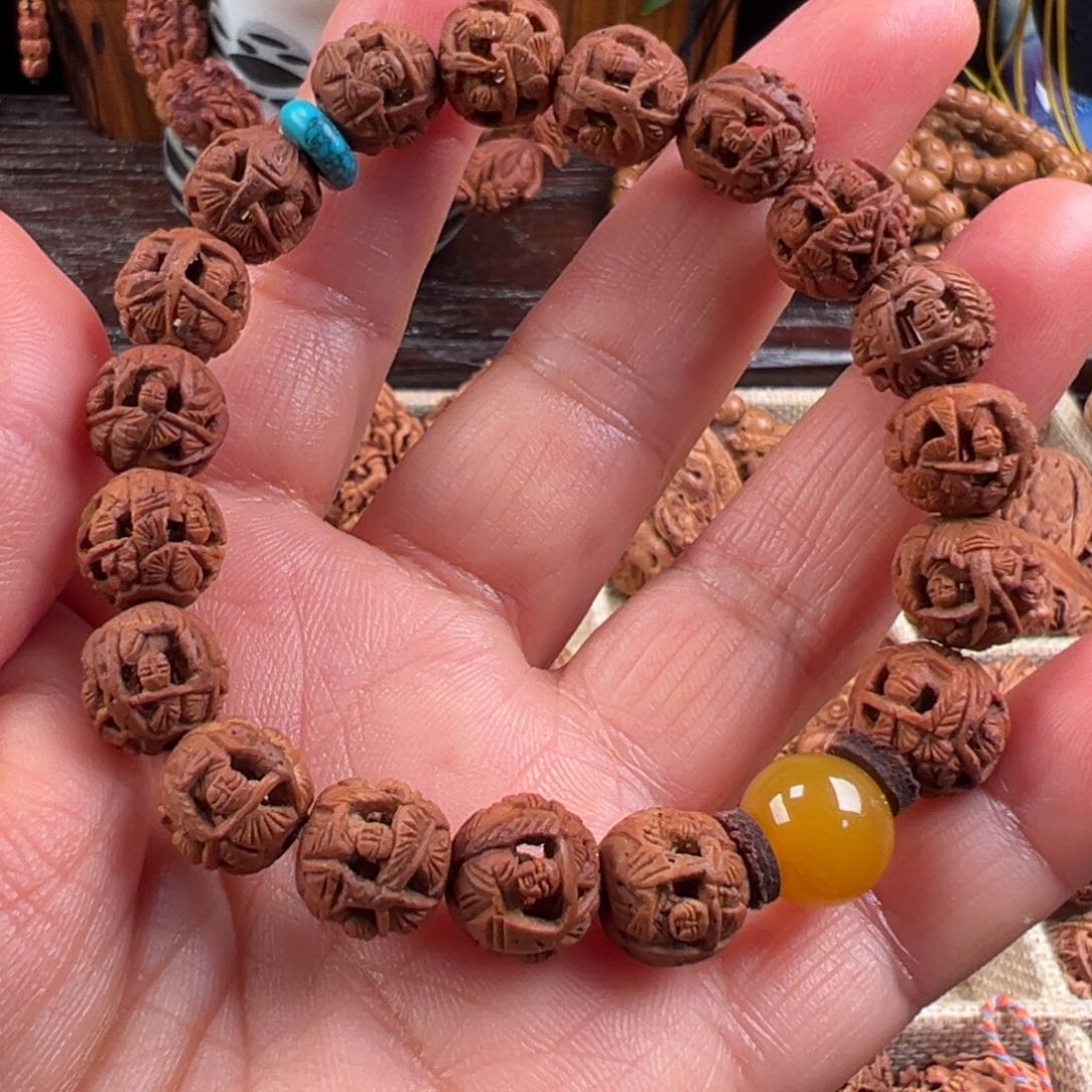 桃核手串凤眼雕刻细密，