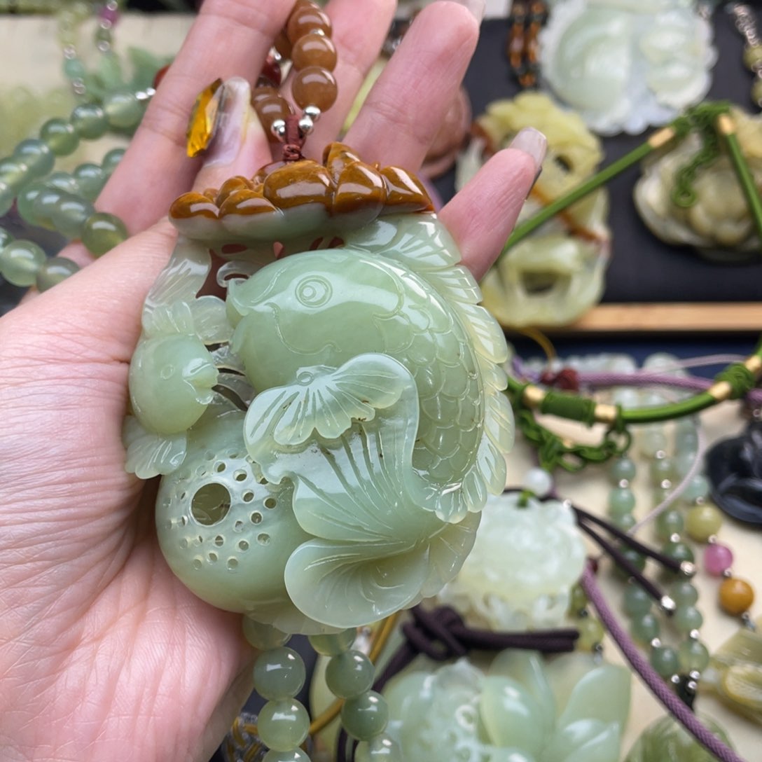 蛇纹石玉颈饰未镶嵌