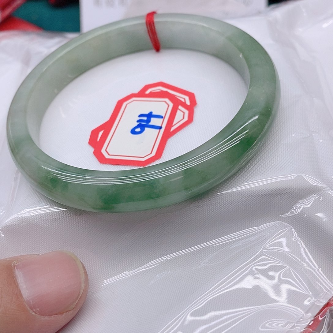 翡翠手镯未镶嵌卤****～9444444444