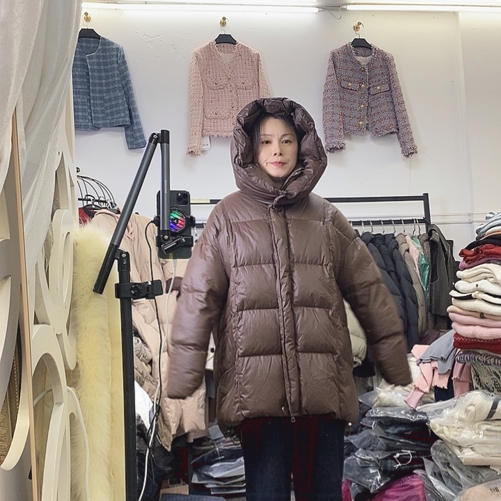 中款羽绒服咖啡和紫红色