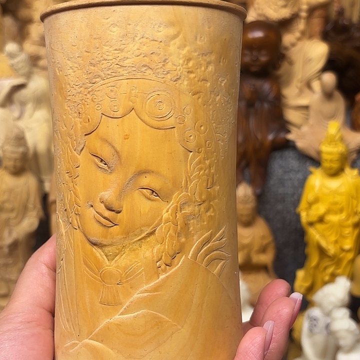 黄杨木黄杨木瑕疵美女笔筒