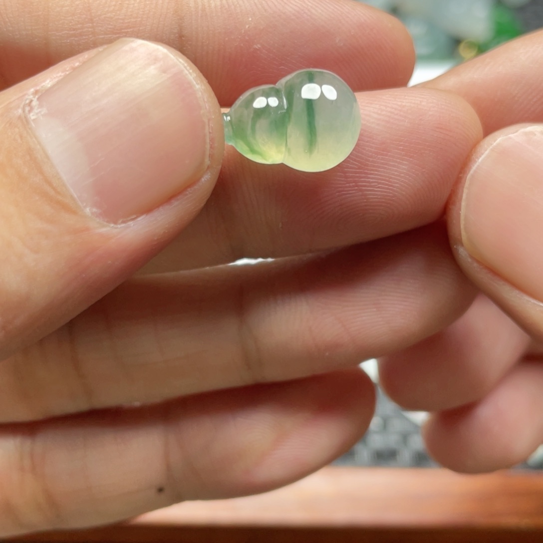 翡翠颈饰未镶嵌云*儿翡翠