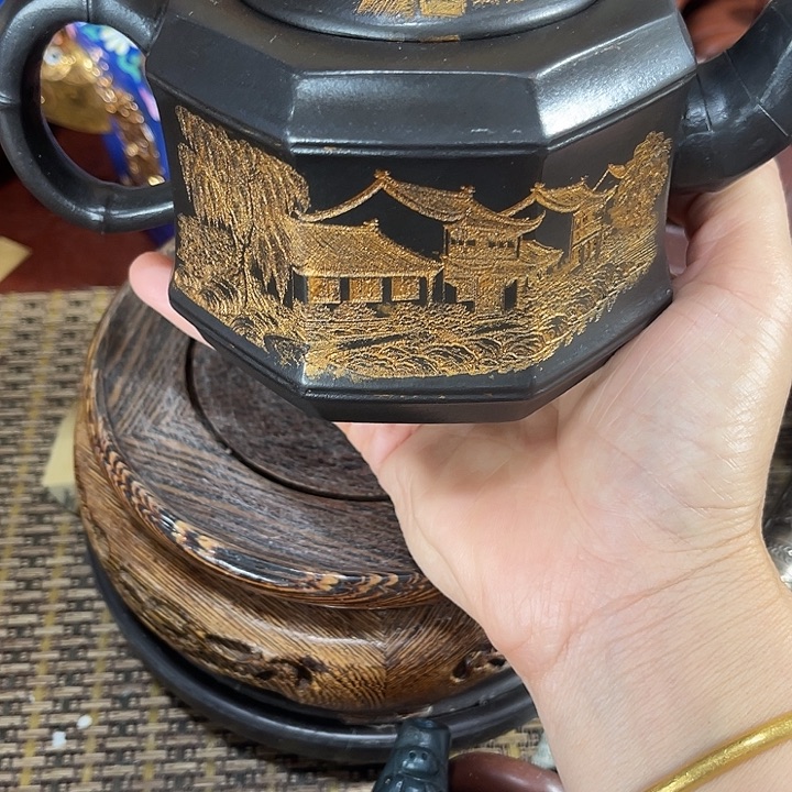 茶壶紫砂原矿泥料手工制作的一把紫砂壶。