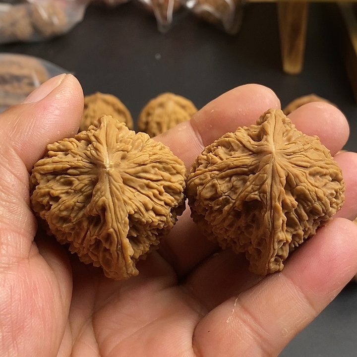 核桃文玩核桃南疆石带点小福黄喜欢的灯牌有效