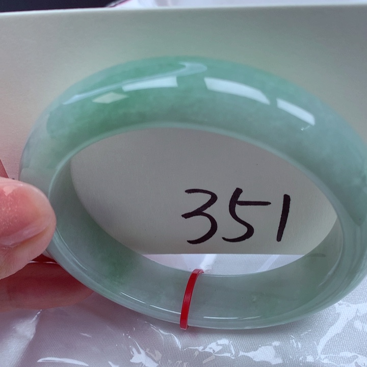 翡翠手镯未镶嵌翡翠