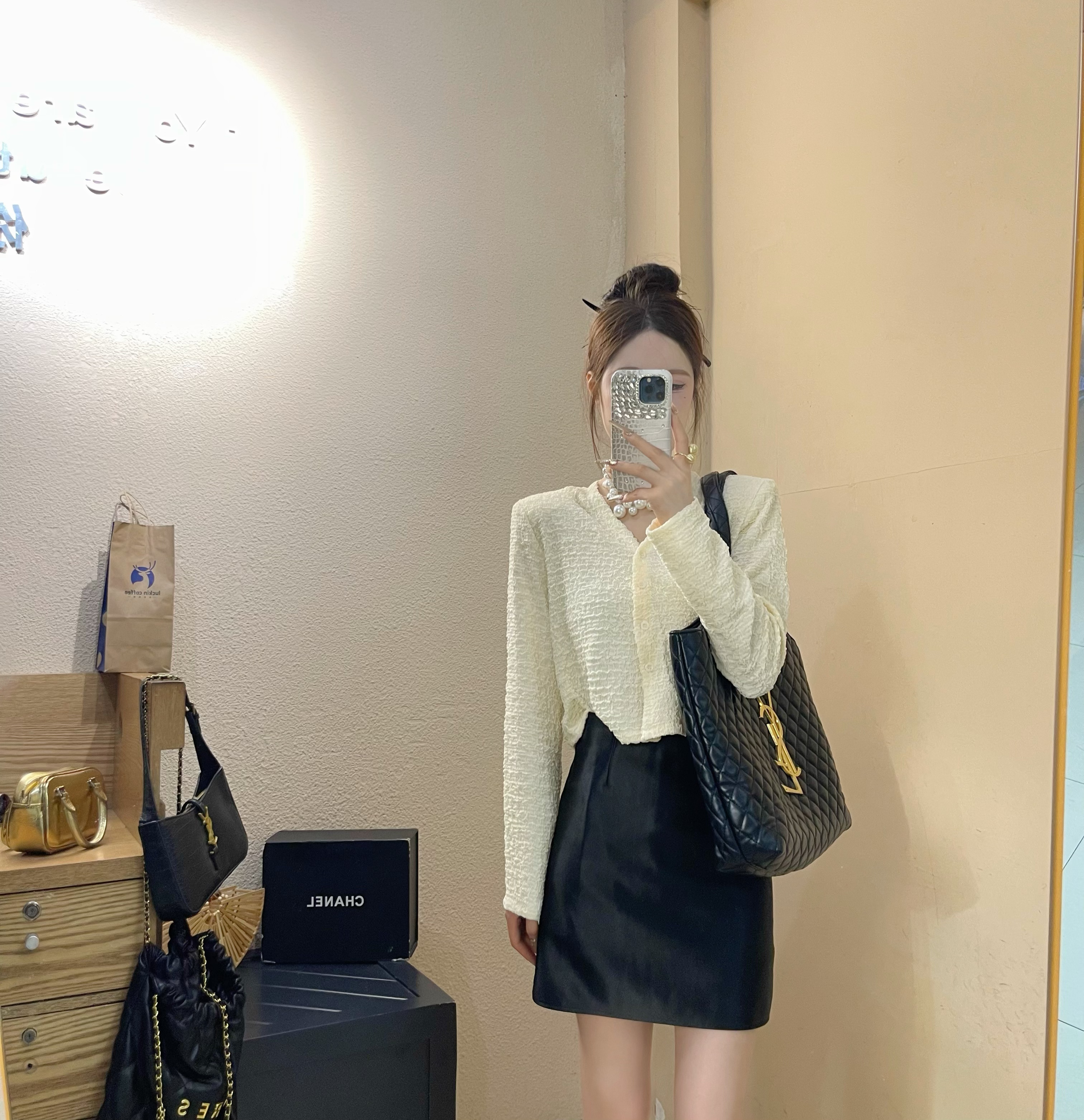 {定制}东大门甜美气质百搭V领衬衫女宽松洋气轻奢小众时尚高级感