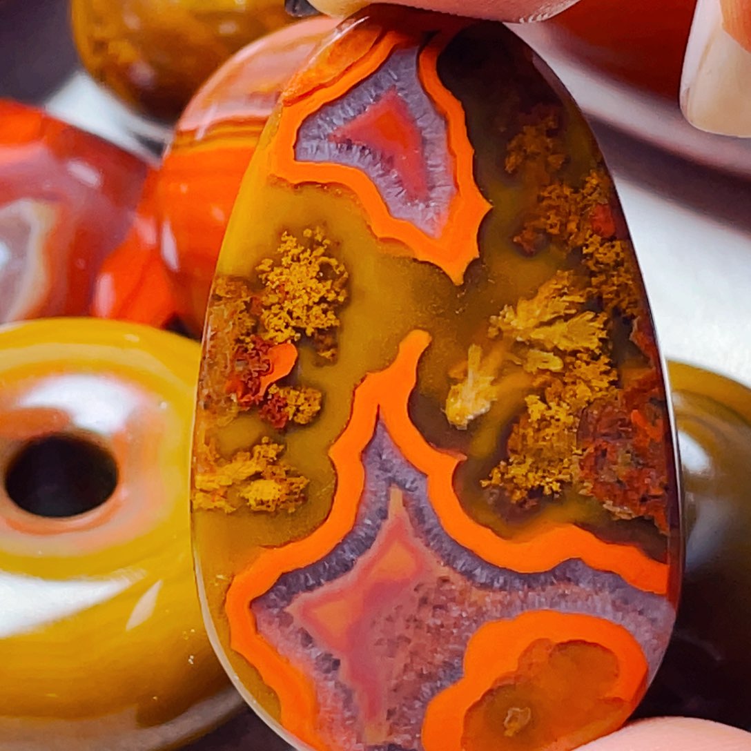 未镶嵌颈饰玛瑙/玉髓三*