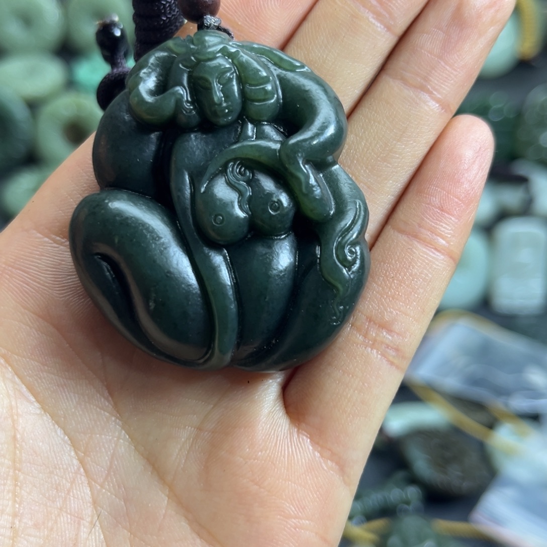 晚***生和田玉未镶嵌颈饰