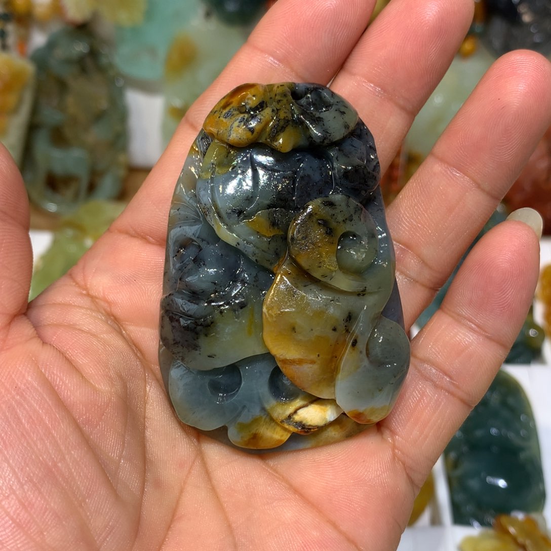 蛇纹石玉颈饰未镶嵌