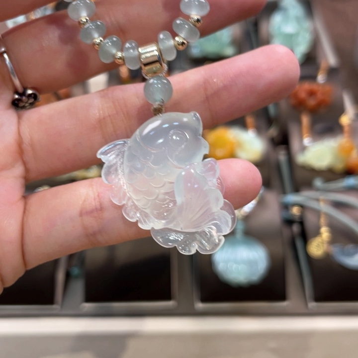 蛇纹石玉颈饰未镶嵌