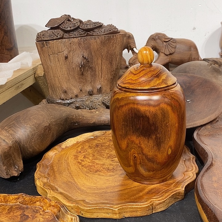 伟***业黄花梨茶叶罐一个漂亮