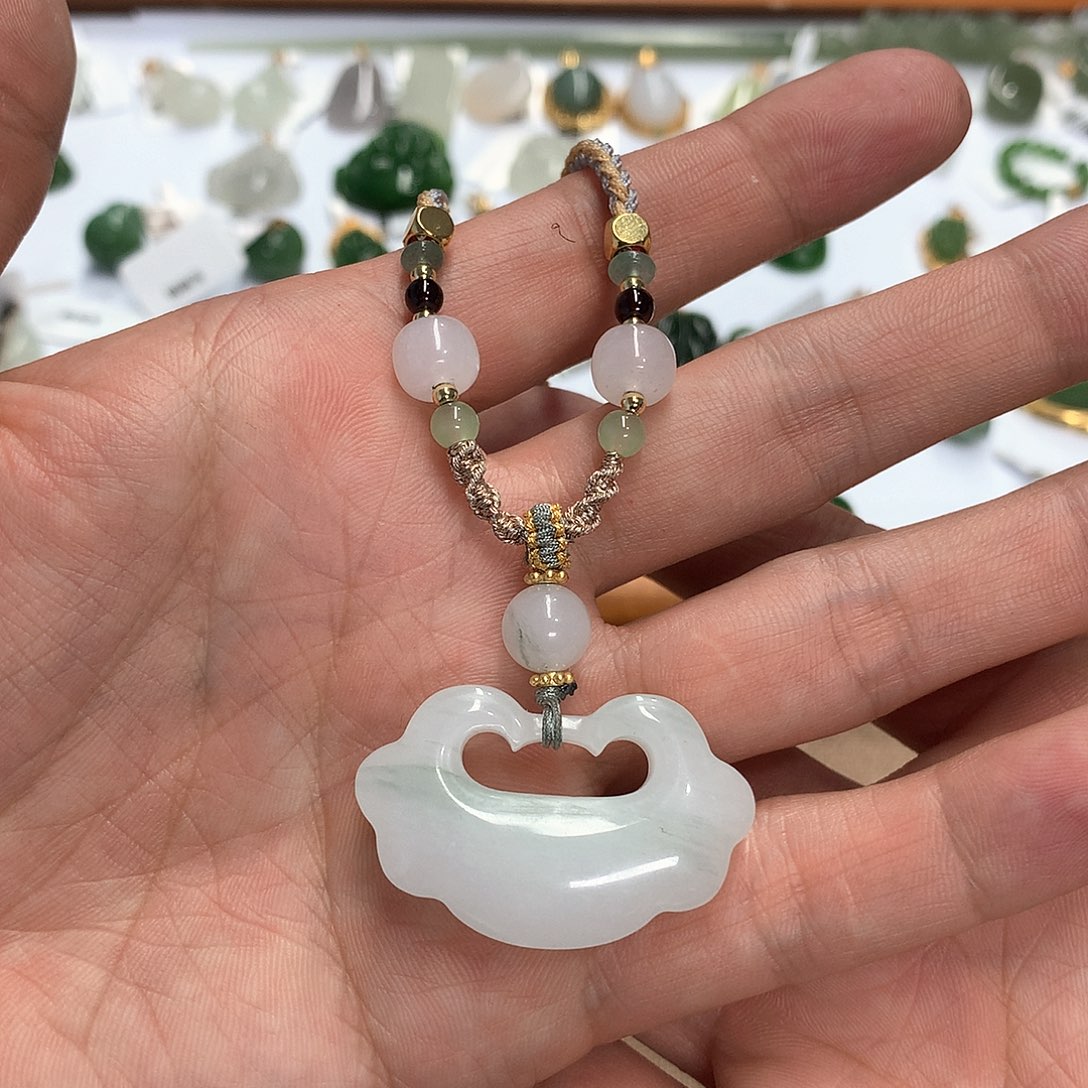 石英质玉未镶嵌颈饰