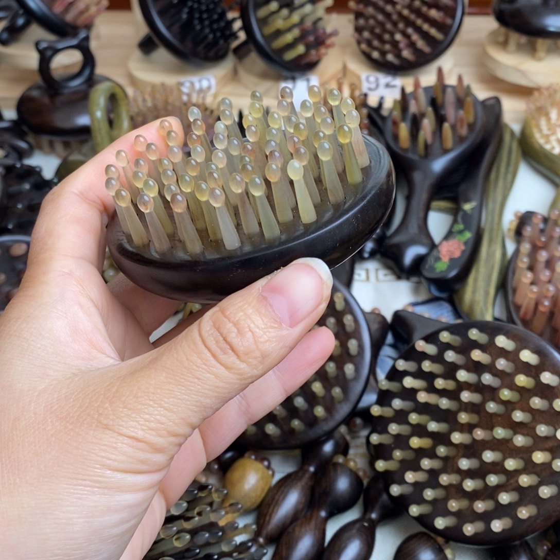 瑕疵紫光檀64齿按摩梳子