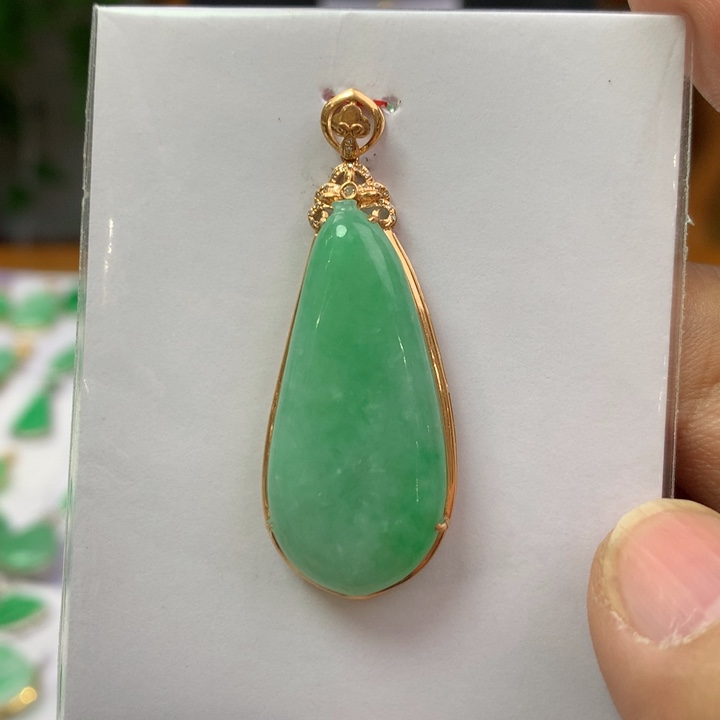 翡翠颈饰18K金镶嵌翡翠