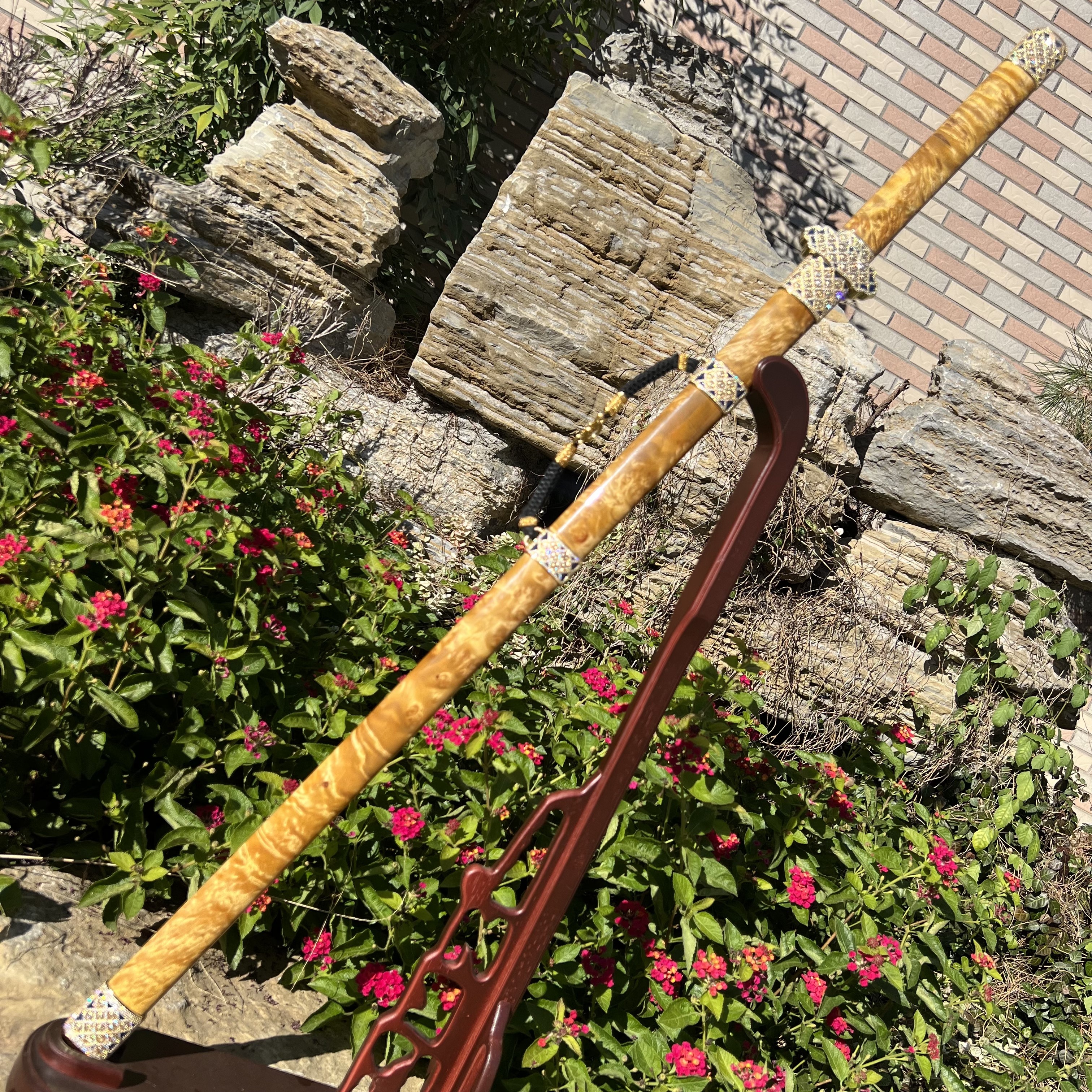 炫凌唐剑（陨铁锻 金丝楠木 铜镀金砌钻石 珐琅彩）未开刃