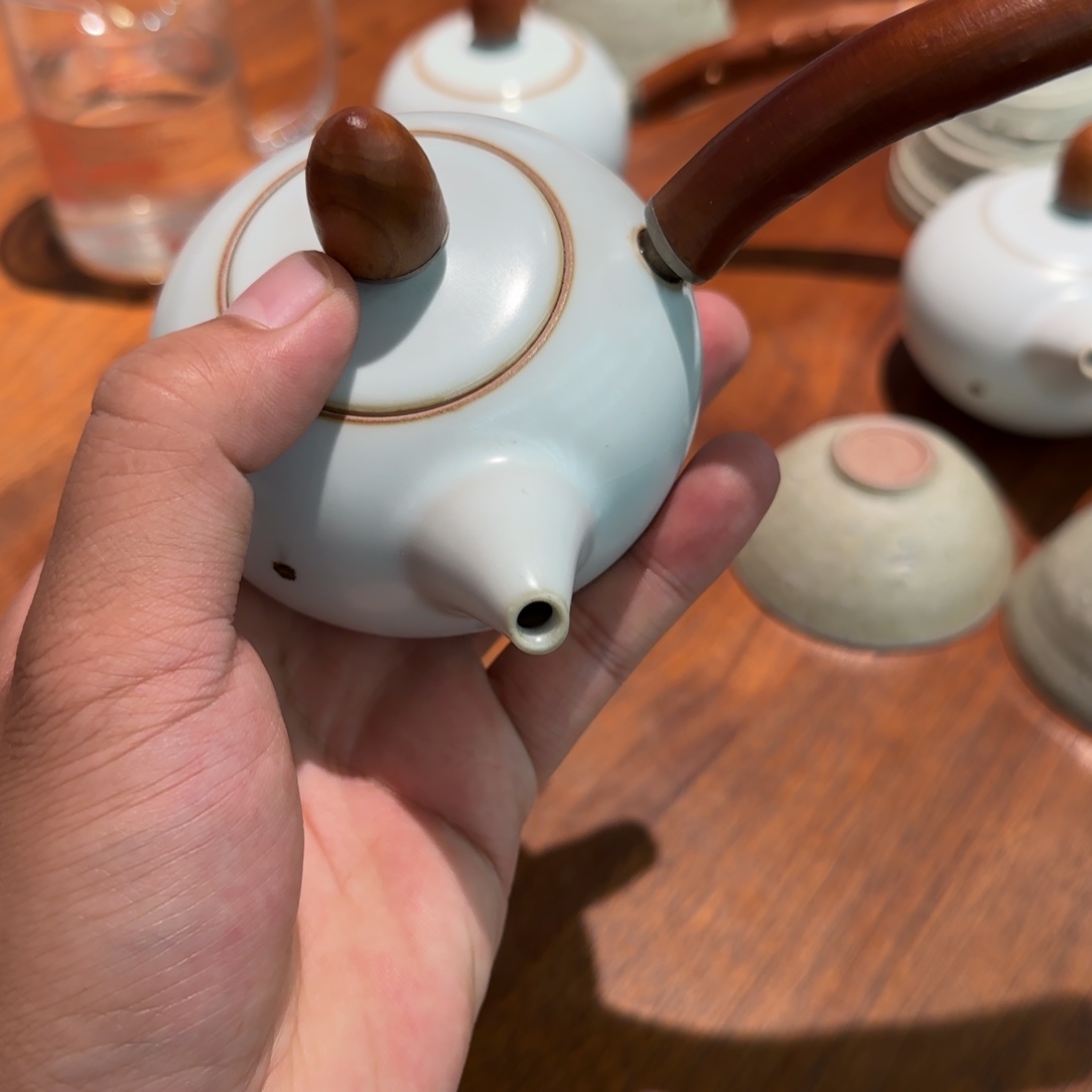 秦***青台湾章格铭侧把小扁圆壶