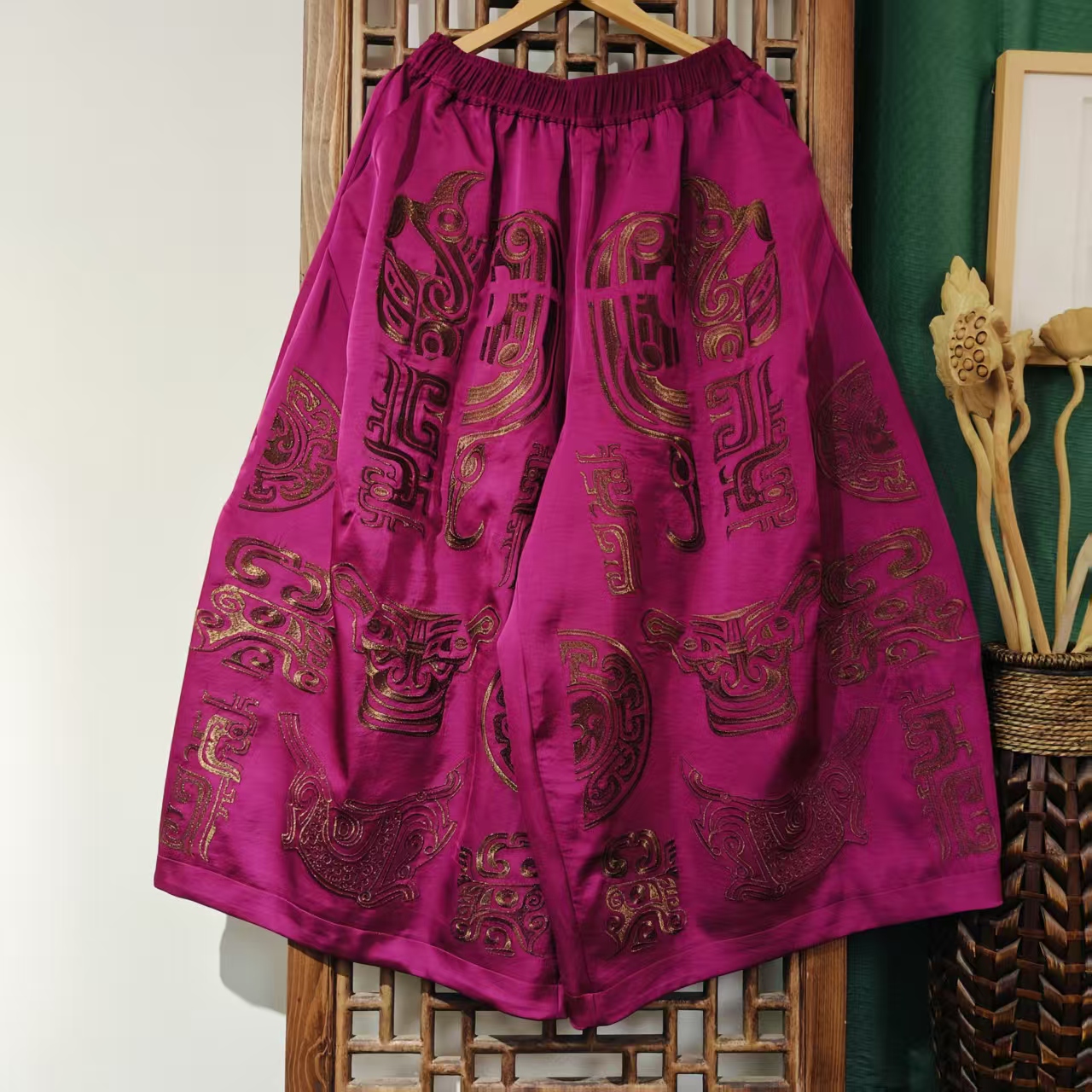 （LK040-117）凤徕兮玫红色光板底青铜面具刺绣全松紧加衬花苞裤   