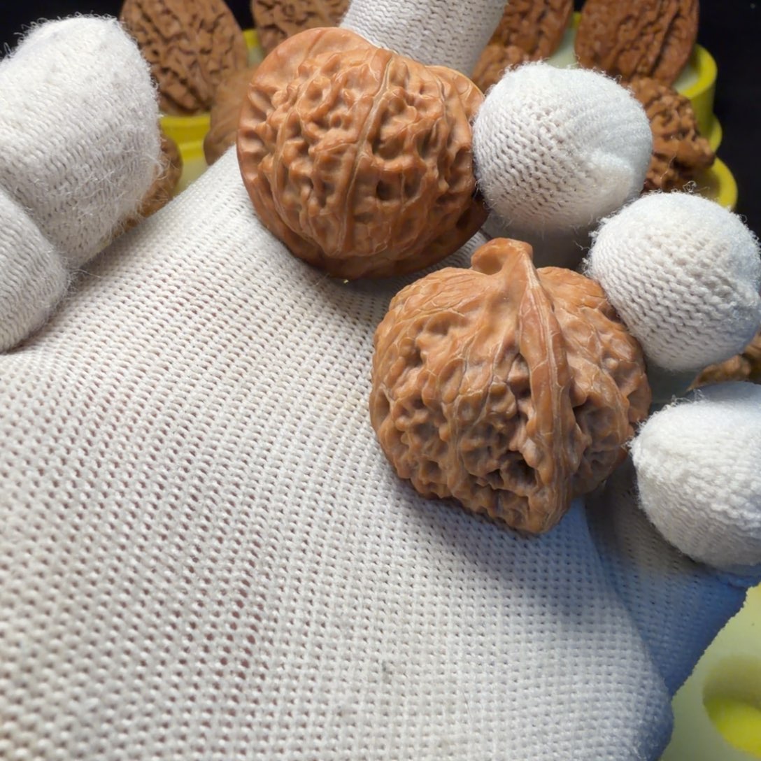 三***亿吊坠文玩核桃红灯