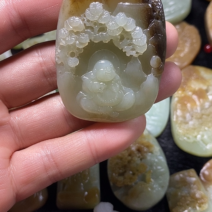 和田玉（糖玉）未镶嵌颈饰定制的和田玉山水