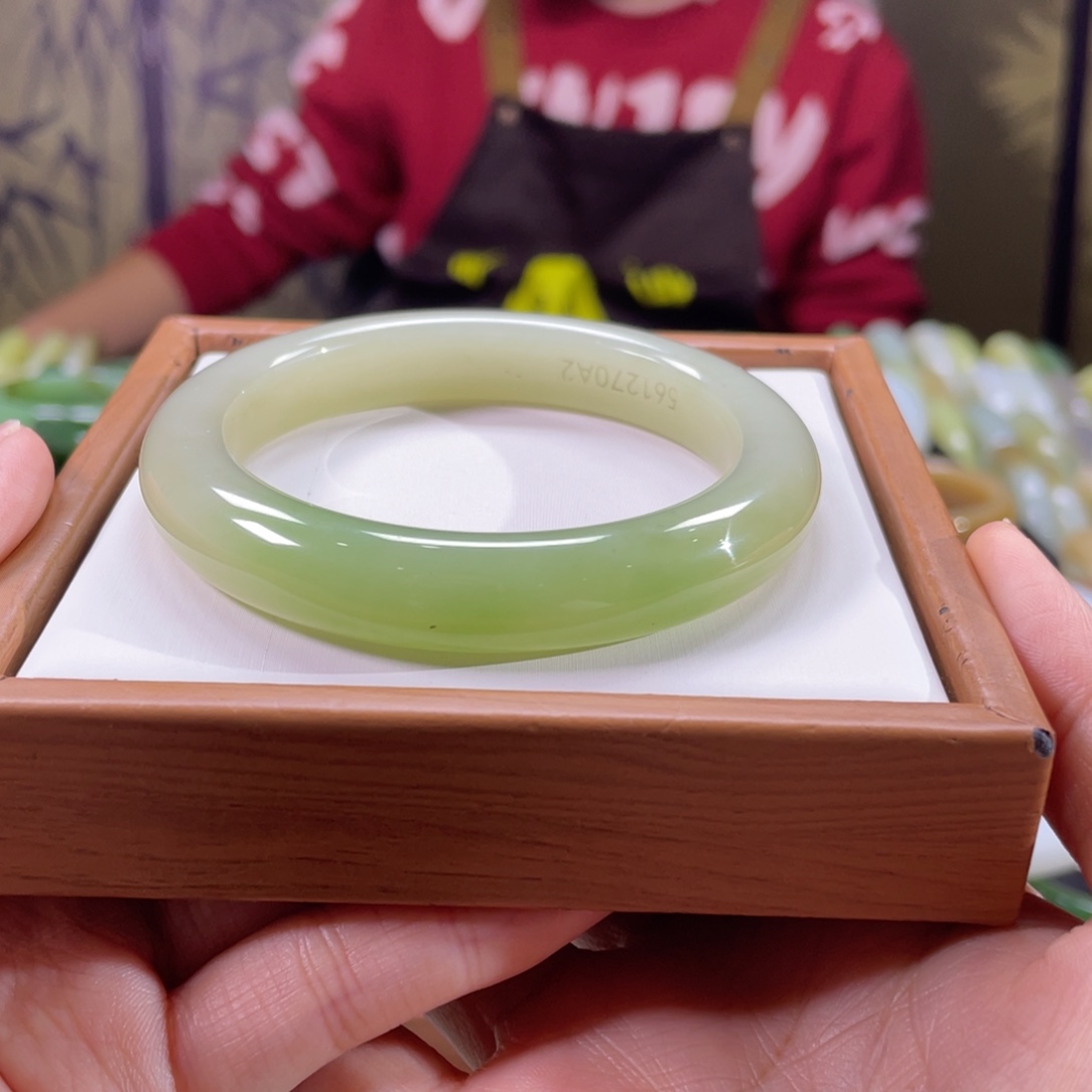 萌***梦和田玉未镶嵌手镯57圈