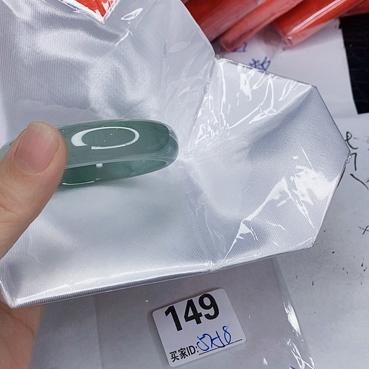 翡翠未镶嵌手镯一图一物实物为准（微瑕处理）