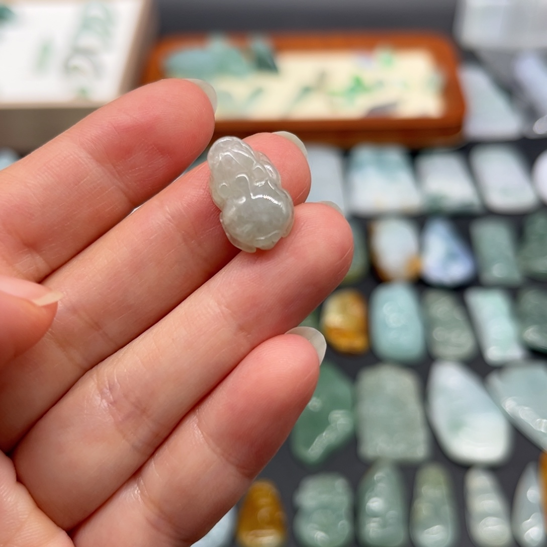 翡翠未镶嵌颈饰貔貅