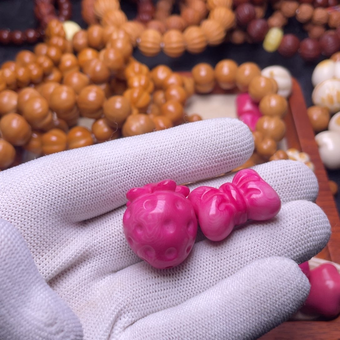 吊坠猴头核桃?****?猴头配饰粉色草莓和蝴蝶结