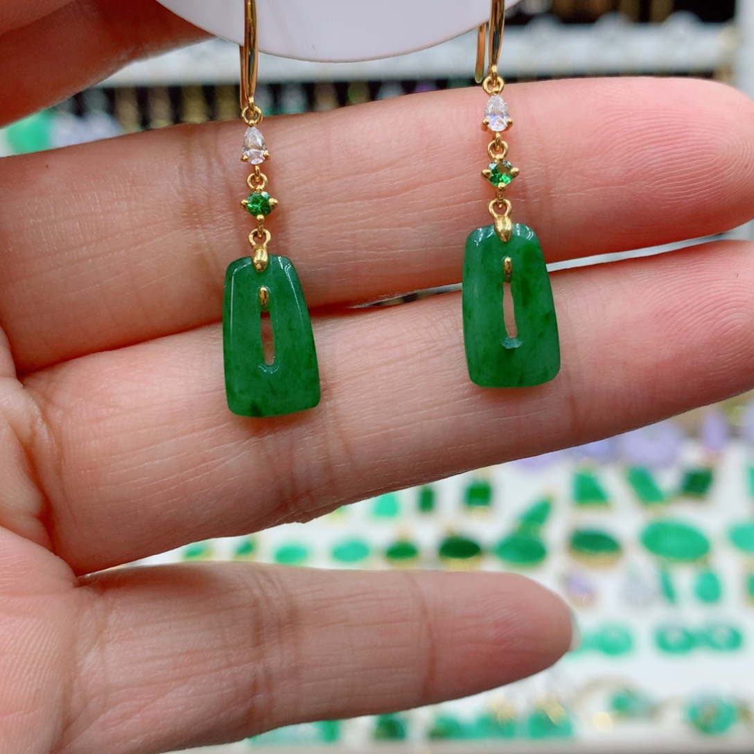 翡翠18K金镶嵌耳饰的