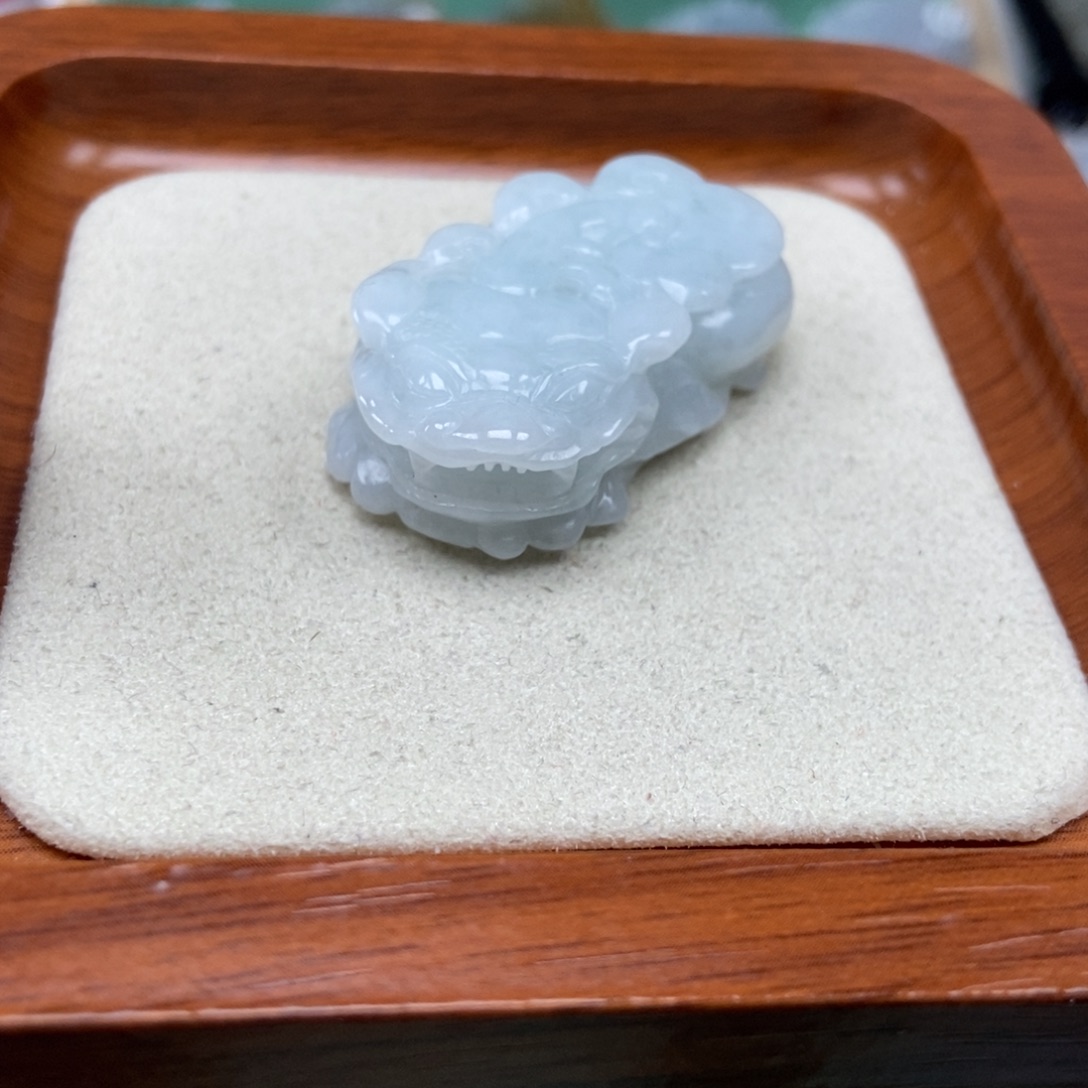 翡翠未镶嵌颈饰如意貔貅