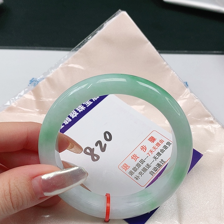 翡翠手镯未镶嵌翡翠手镯