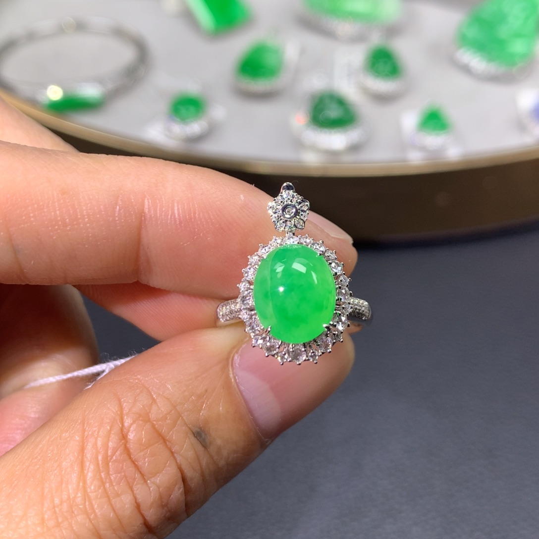 翡翠戒指18K金镶嵌翡翠