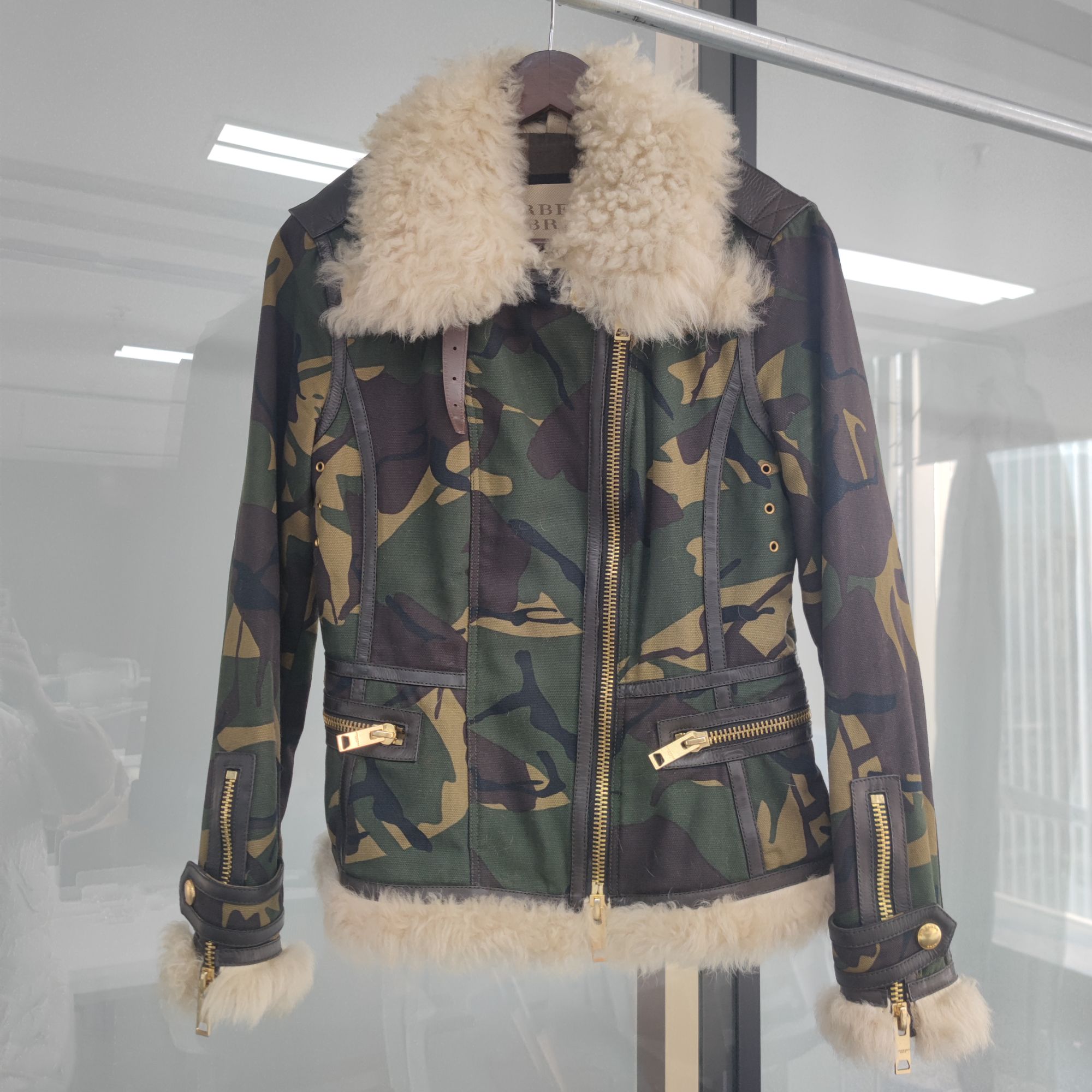 95新 BURBERRY/博柏利 青奢荟/40码/迷彩毛领短款夹克外套//58786