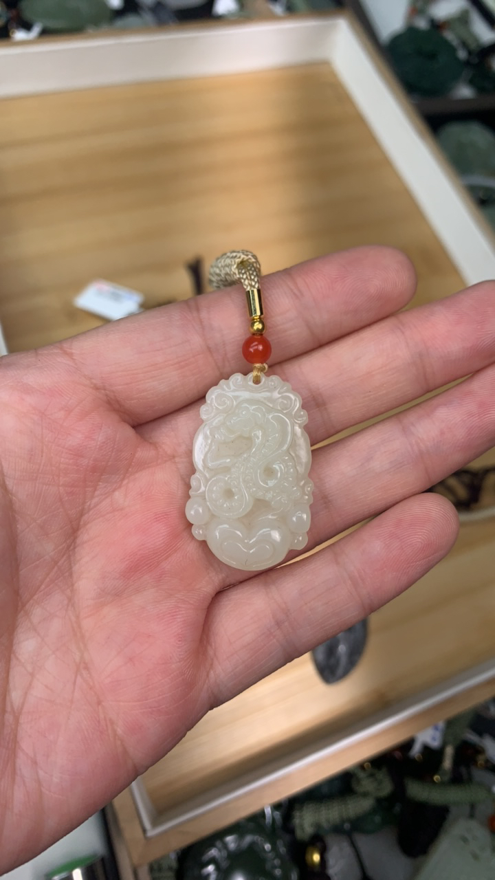 和田玉藕粉小蛇挂件