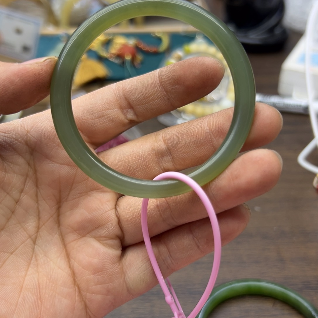 和田玉未镶嵌手镯53.7圈围368瑕