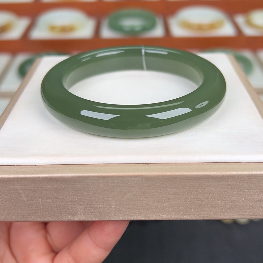 和田玉未镶嵌手镯湖水绿