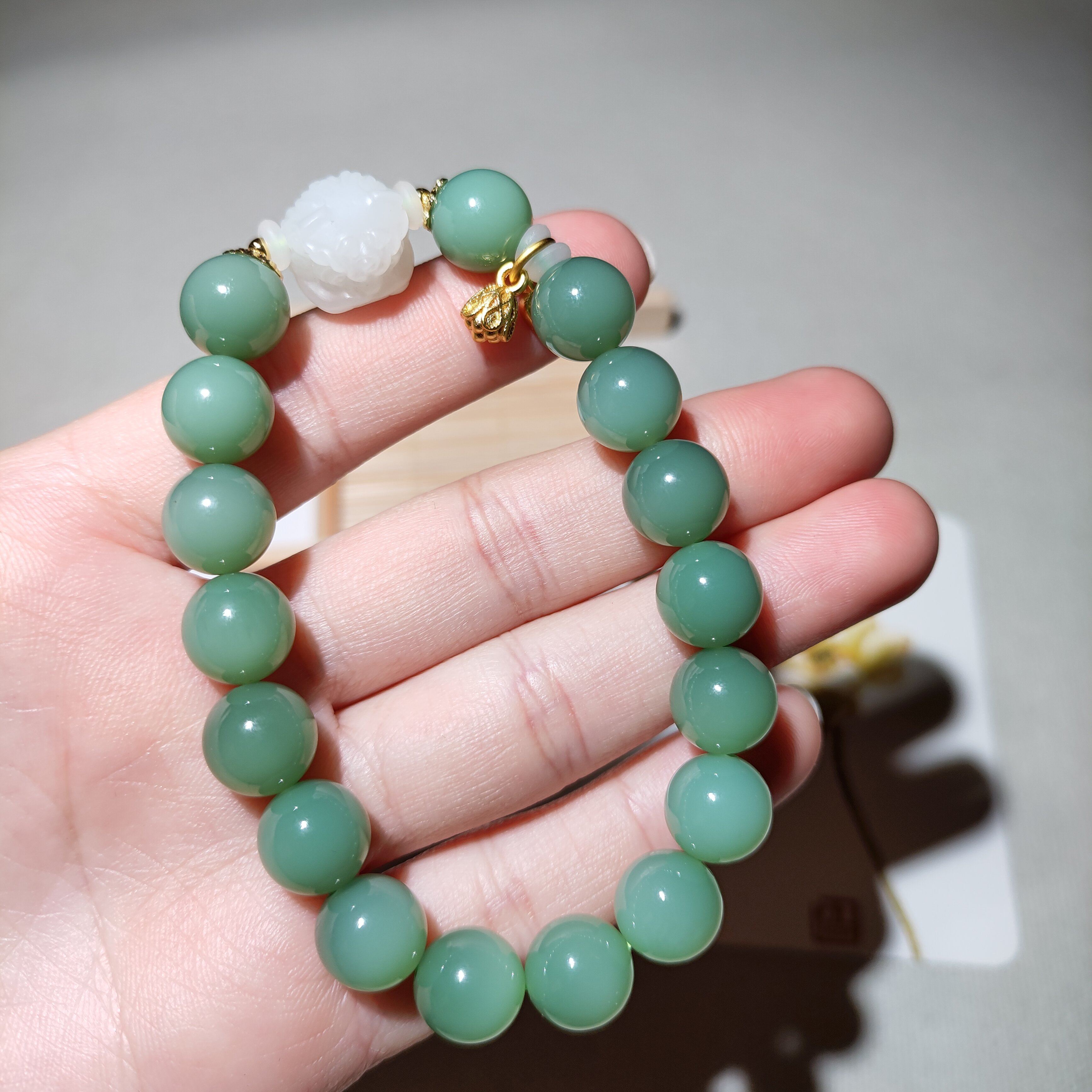 和田玉粉青碧玉圆珠约10MM搭配白玉醒狮