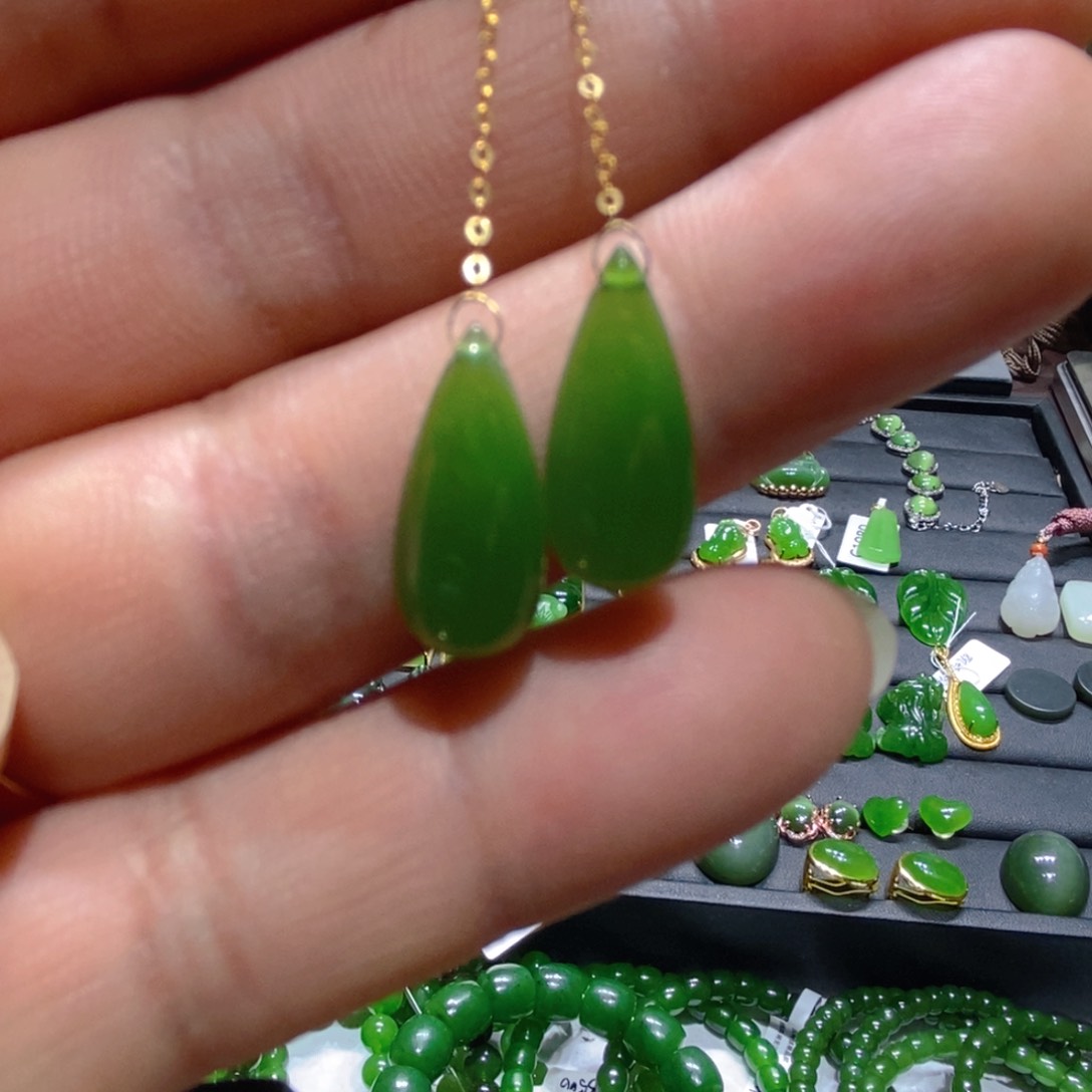 18K金镶嵌和田玉（碧玉）耳饰