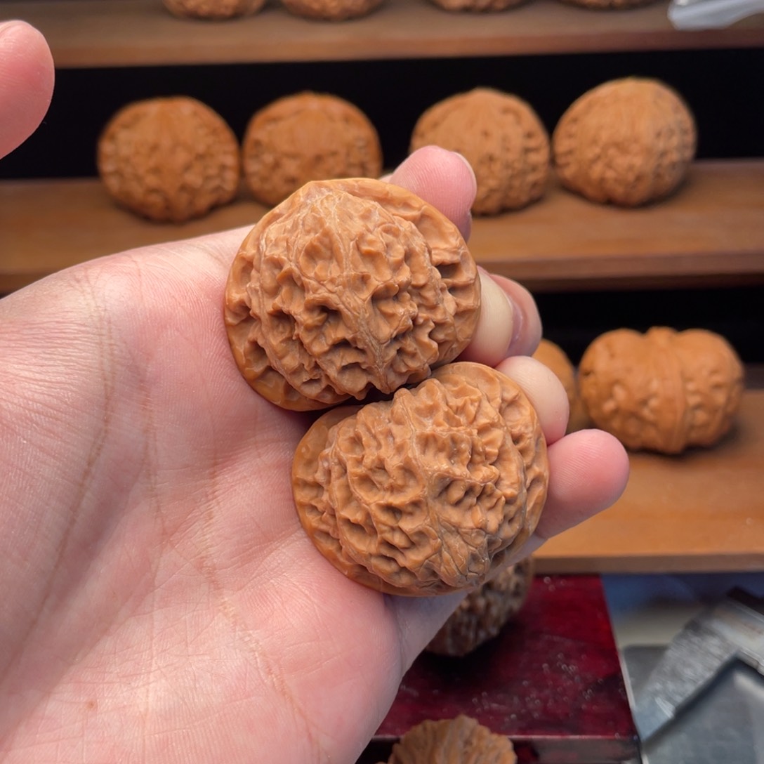 文玩核桃把件40桃心原装水晶红皮宫灯41克0克差