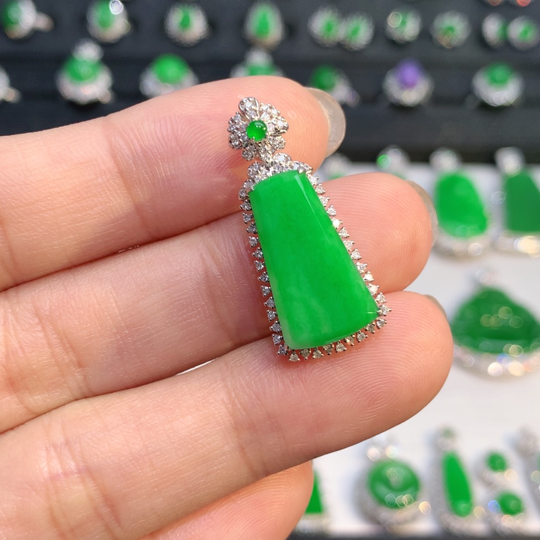 翡翠18K金镶嵌颈饰吊坠